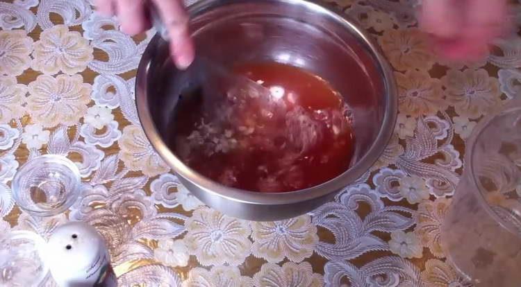 смесете доматеното пюре със захарта