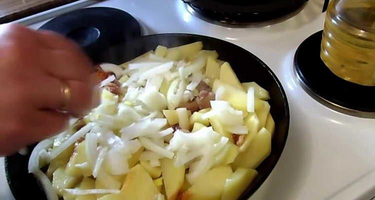 добавете лука към картофа