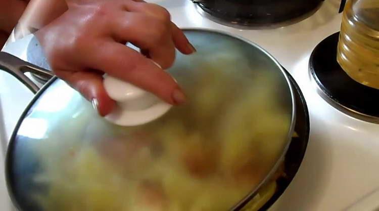 friggere le patate sotto il coperchio
