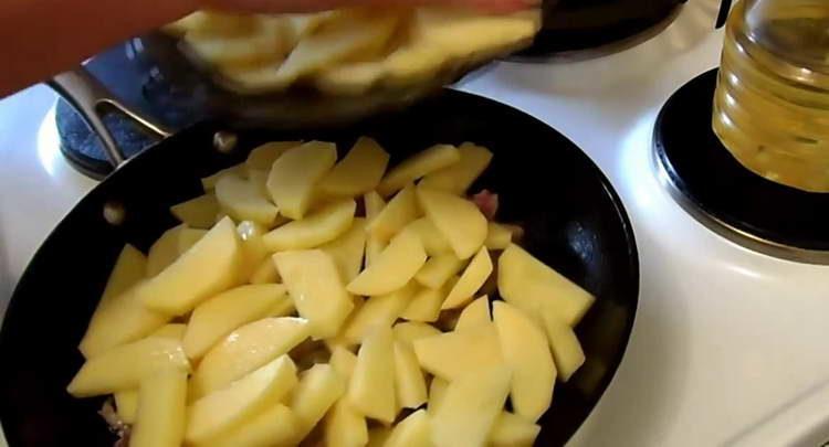 изсипете картофите в тигана