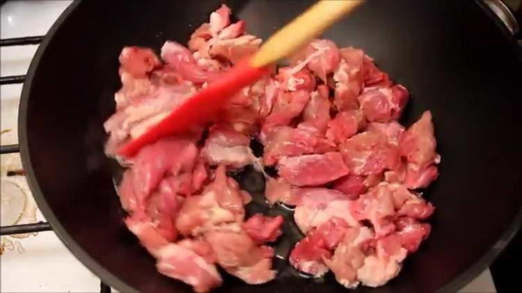 ضع اللحم في مقلاة