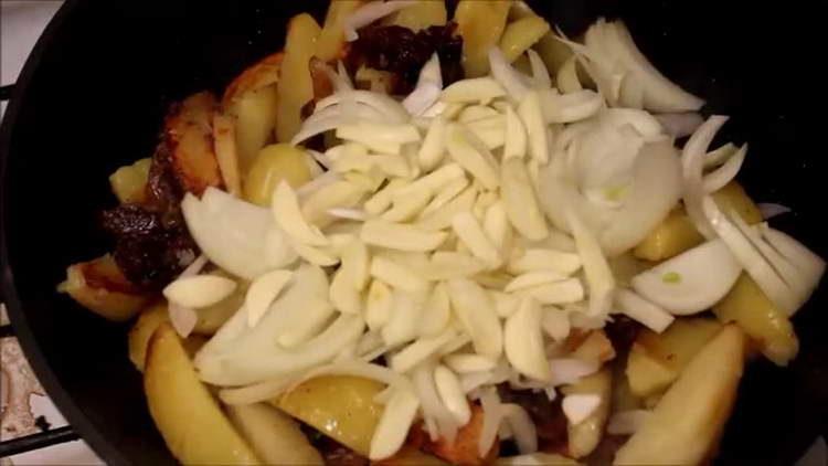 προσθέστε το κρεμμύδι και το σκόρδο στις πατάτες