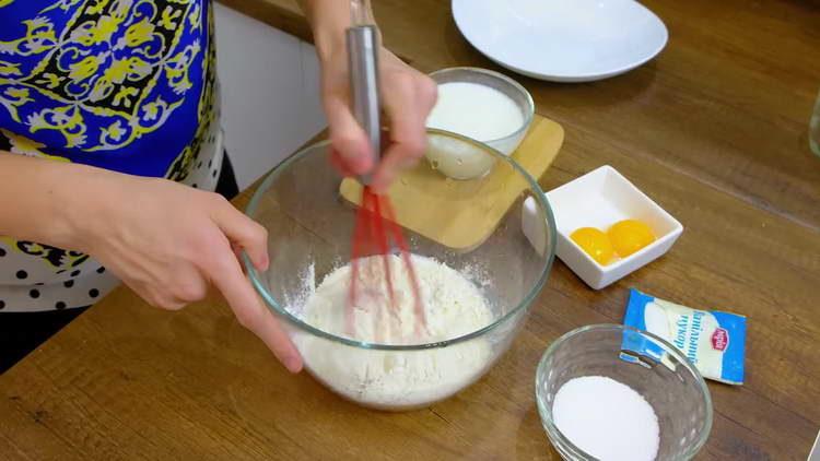 Mehl mit Zucker mischen