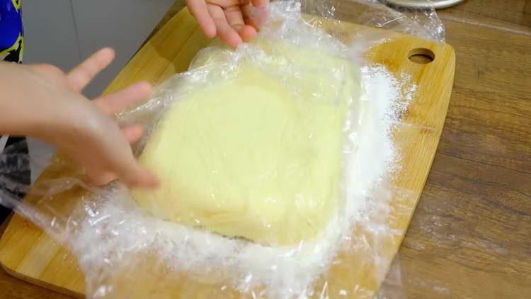 преместваме тестото в брашно с брашно