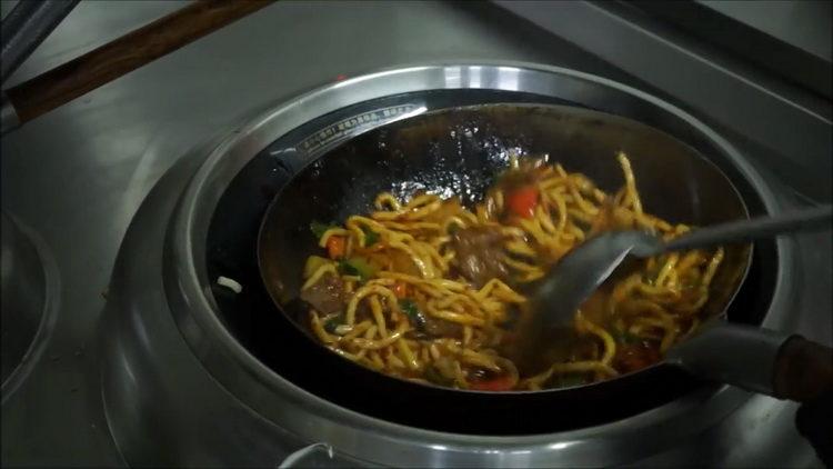 mescolare i noodles con le verdure