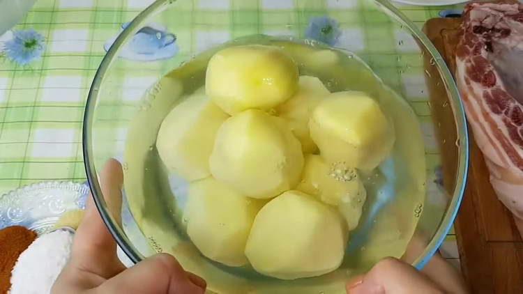 sudėti bulves į dubenį