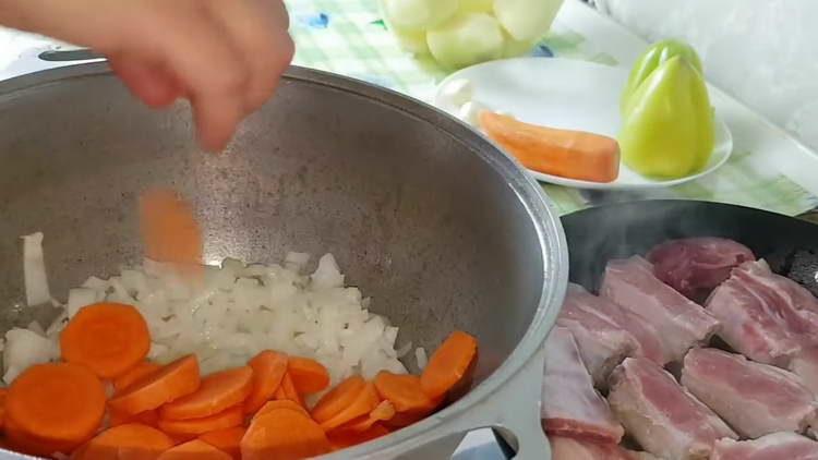 добавете моркова към лука