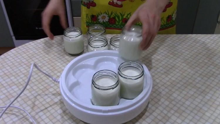 Schalten Sie den Joghurtbereiter ein
