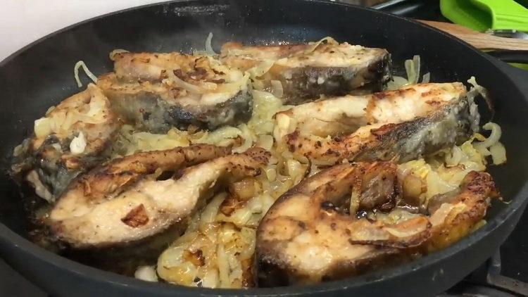 Come cucinare la carpa in padella con le cipolle