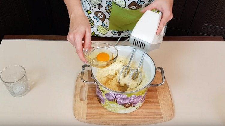 Přidejte vejce do bramborové hmoty.
