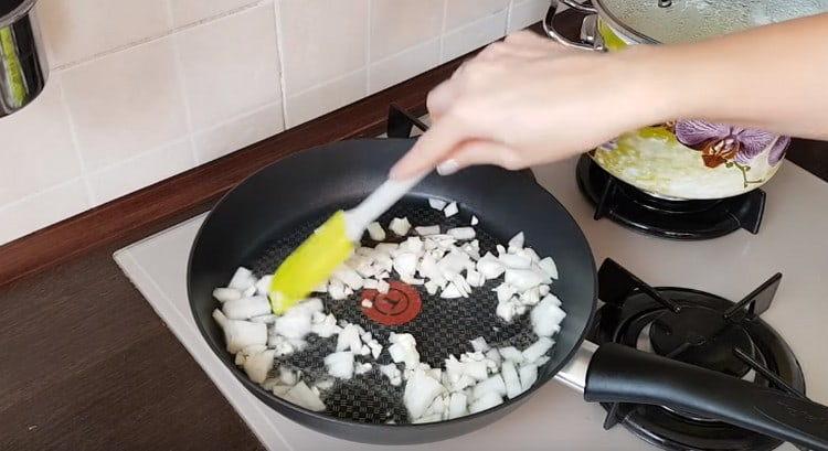 Τηγανίζουμε το κρεμμύδι με το σκόρδο σε μια κατσαρόλα.