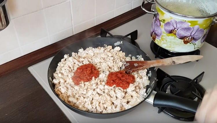 Подправете плънката от касерола с доматено пюре.