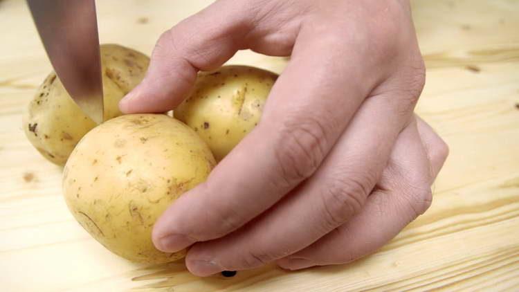 gumawa ng isang paghiwa sa patatas