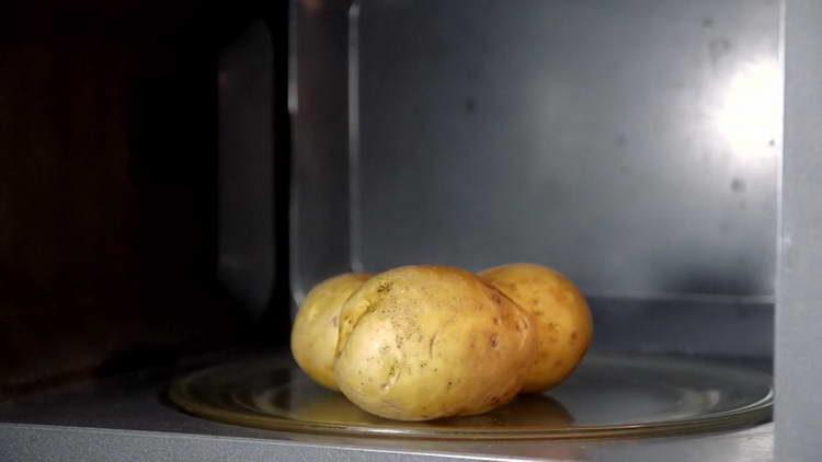 plátky brambor v mikrovlnné troubě
