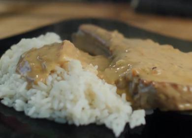 Schweinelende кости mit Reis und Zwiebelsauce