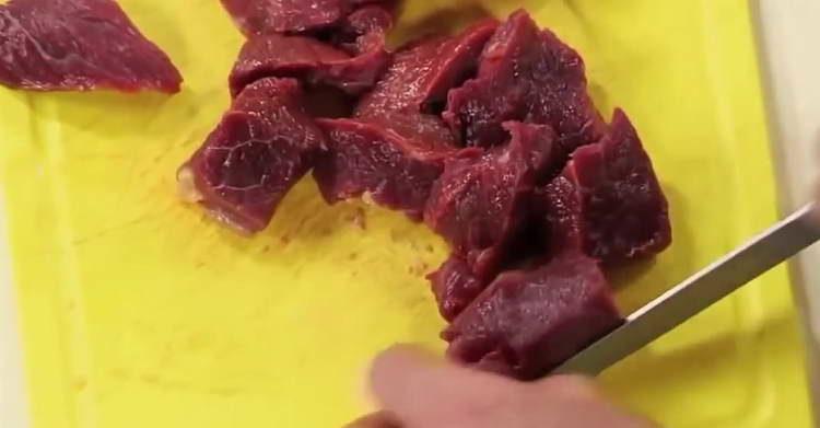 нарежете говеждото месо на филийки