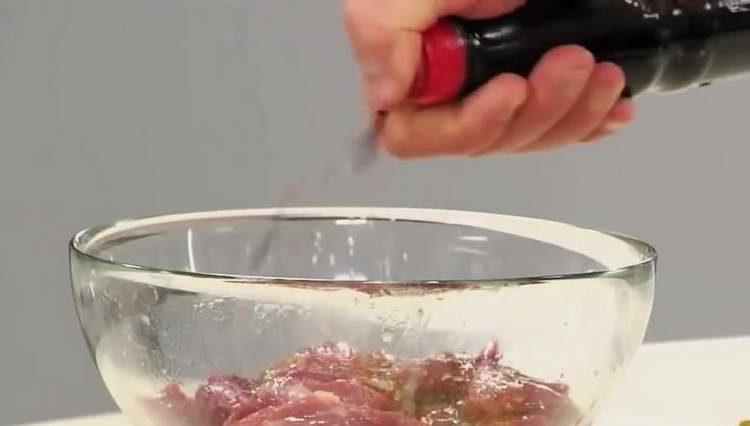 versare la salsa di soia alla carne