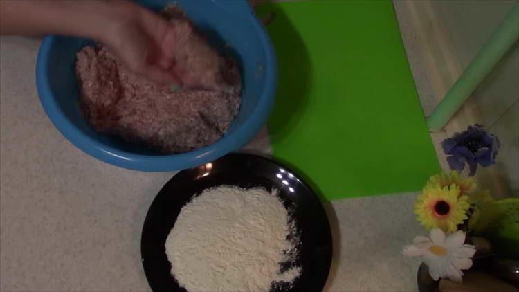 versare la farina in un piatto
