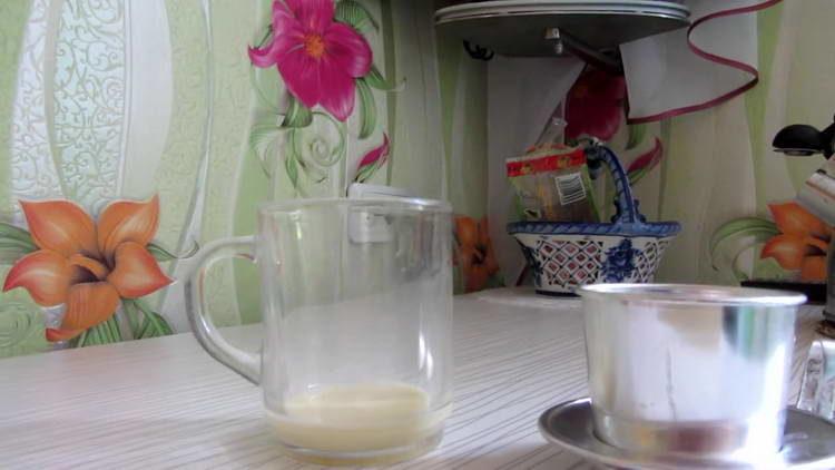 ρίξτε το συμπυκνωμένο γάλα σε ένα φλιτζάνι