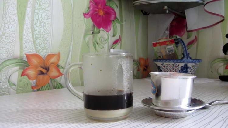 Kaffee mit Kondensmilch mischen
