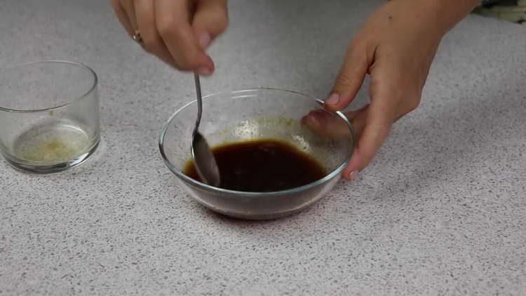 Gießen Sie natürlichen Kaffee