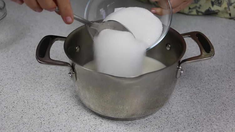 صب الحليب مع السكر في stewpan