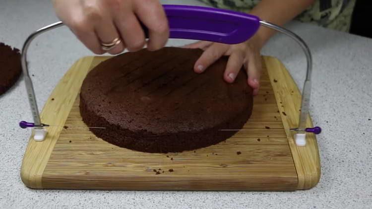 κόψτε το μπισκότο σε τρία κέικ