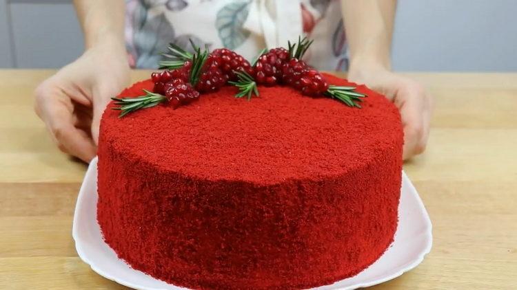 červený sametový dort je připraven