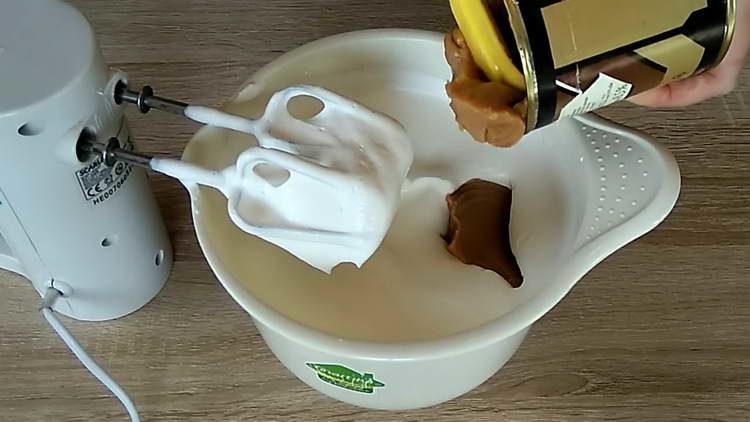 добавете кондензираното мляко към сметаната
