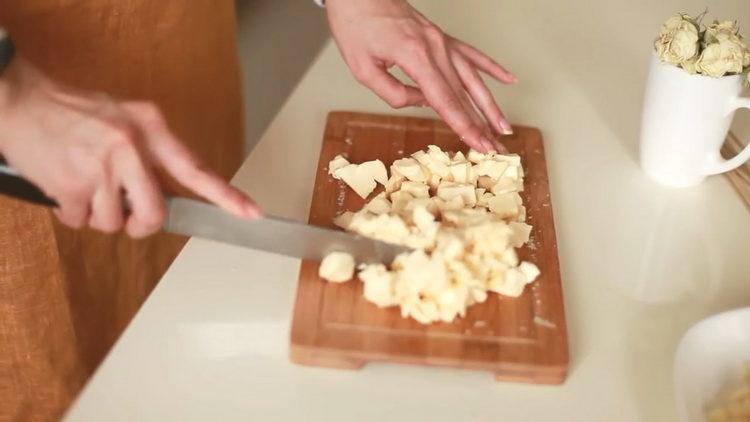 Käse in Scheiben schneiden