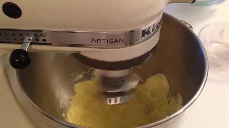 Butter mit einem Mixer schlagen
