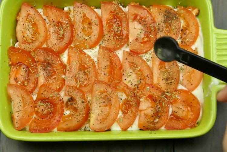 добавете подправки към домати