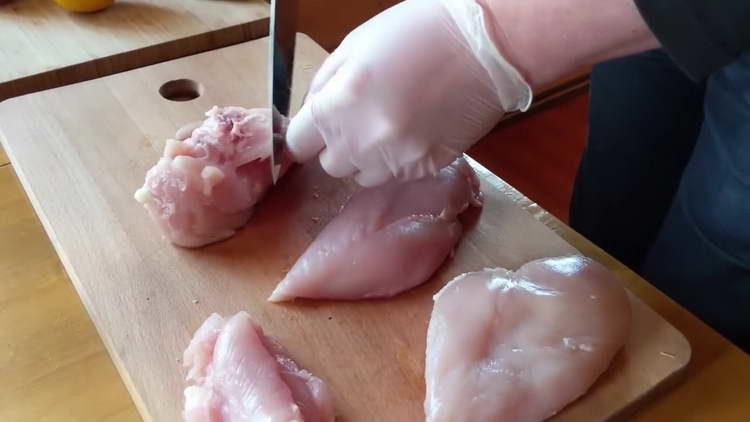 tagliare il pollo