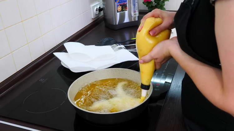 Den Teig in einer Pfanne in Butter pressen