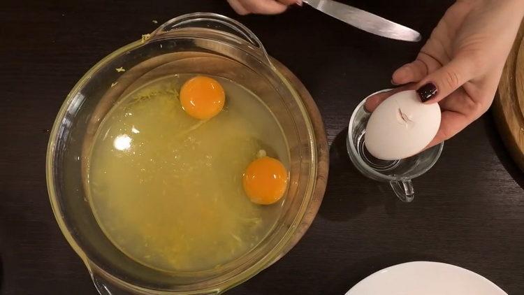 добавете яйца