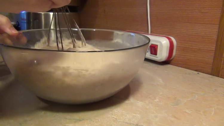 изсипете брашно в купа