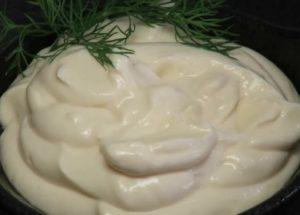 připravte si jednoduchou majonézu v mléce