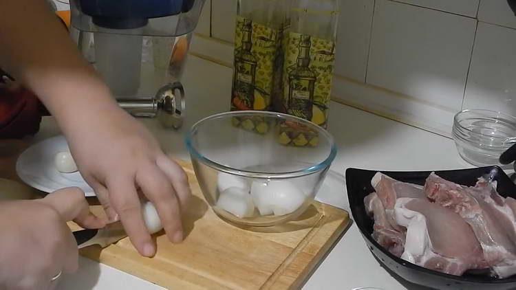 tagliare la cipolla in quattro parti