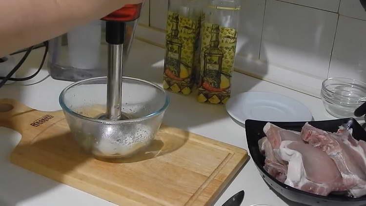 Zwiebel und Knoblauch mit einem Mixer hacken