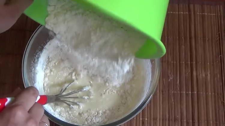 постепенно въведете брашното в течната смес