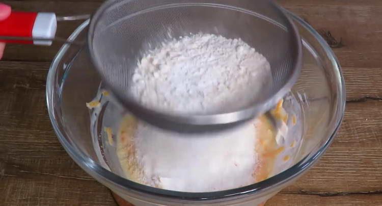 setacciare la farina in una ciotola