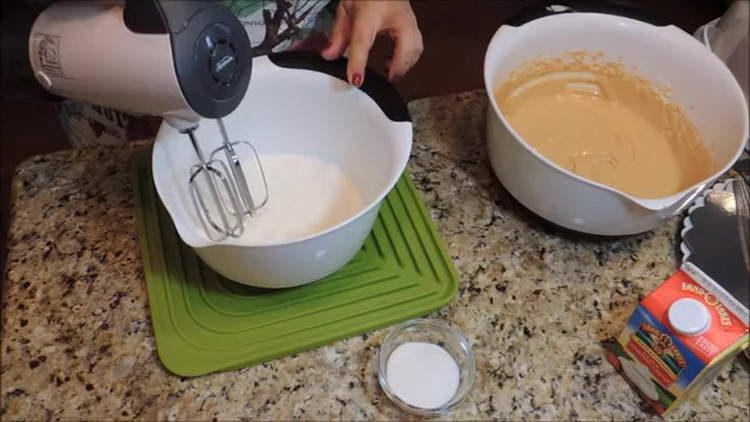 mezclar crema y azúcar
