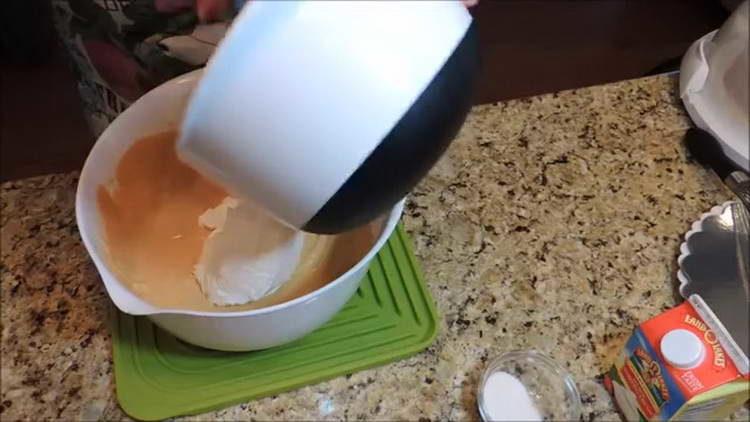 mezclar leche condensada y crema