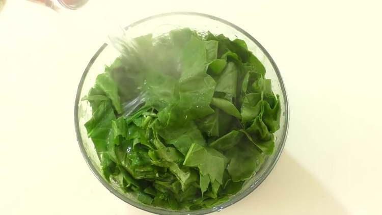ibuhos ang spinach na may tubig na kumukulo