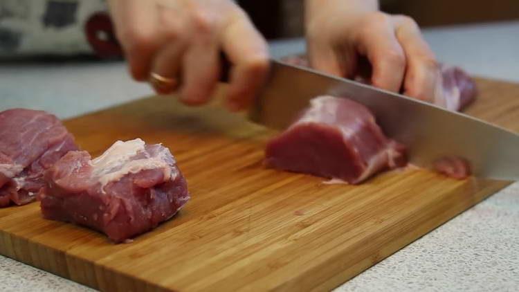 tagliare la carne a pezzi