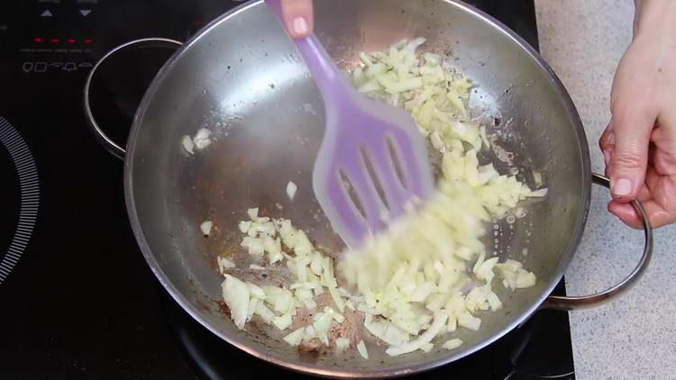 βάλτε το κρεμμύδι στο τηγάνι