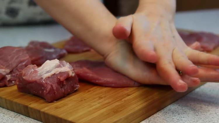 minkyti mėsą rankomis