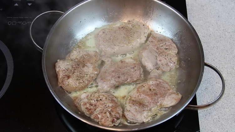 βάλτε το κρέας σε μια κατσαρόλα