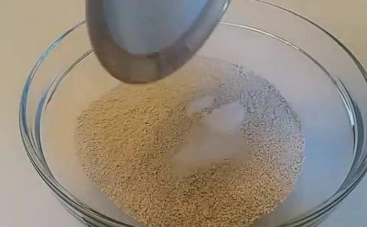 pagsamahin ang harina at baking powder