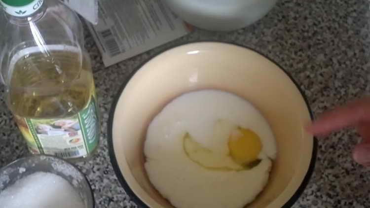 смесете киселото мляко и яйцето